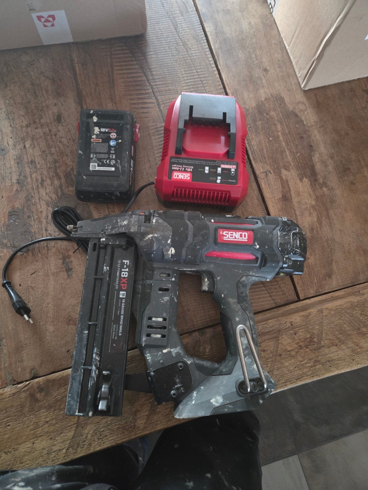 Senco F-18XB tacker met accu en lader, Ophalen of Verzenden, Gebruikt, Tacker/nietmachine, Overige merken