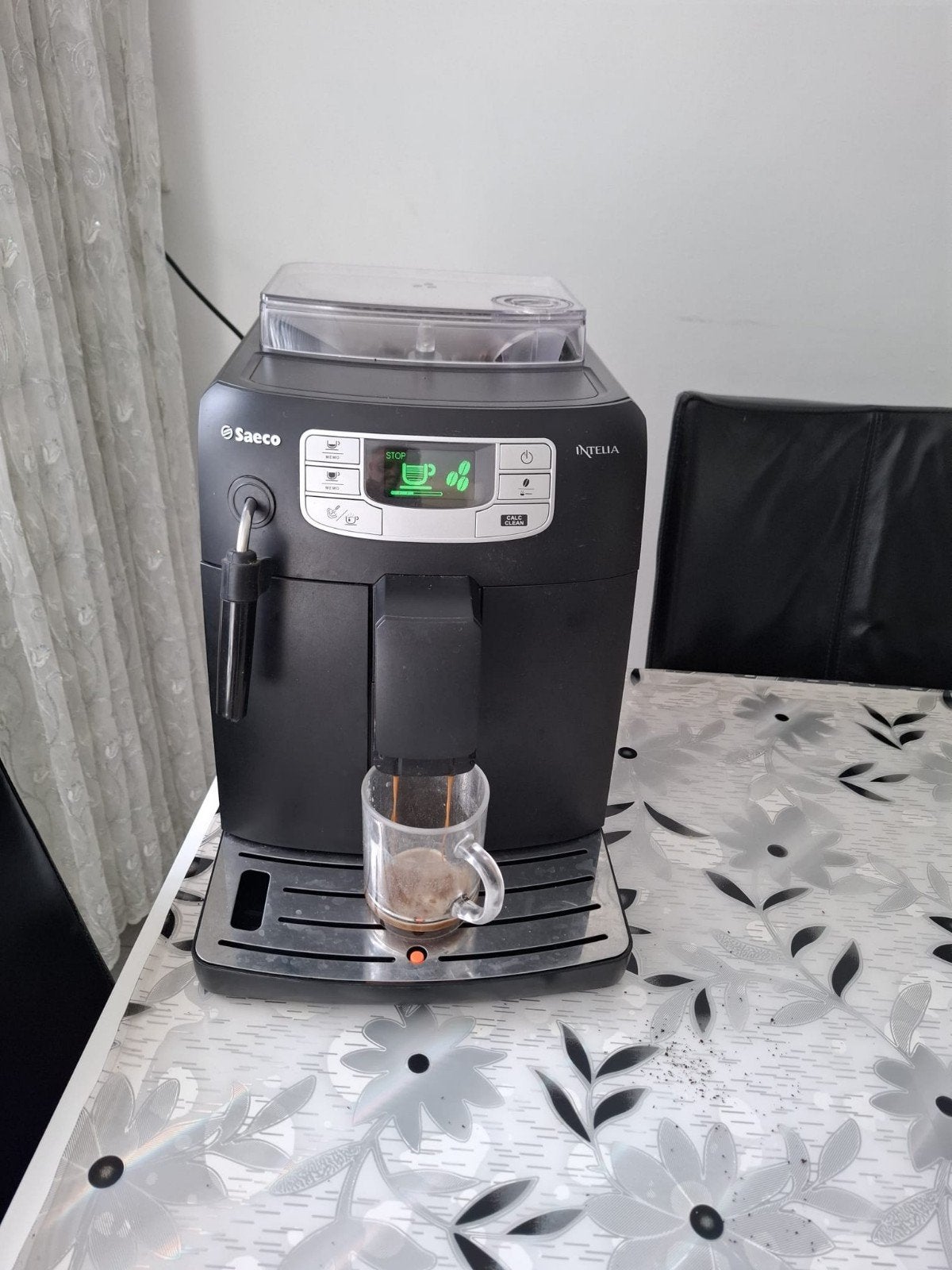 Saeco Intelia volautomatische espressomachine, Witgoed en Apparatuur, Gebruikt, Espresso apparaat, Koffiebonen, 2 tot 4 kopjes