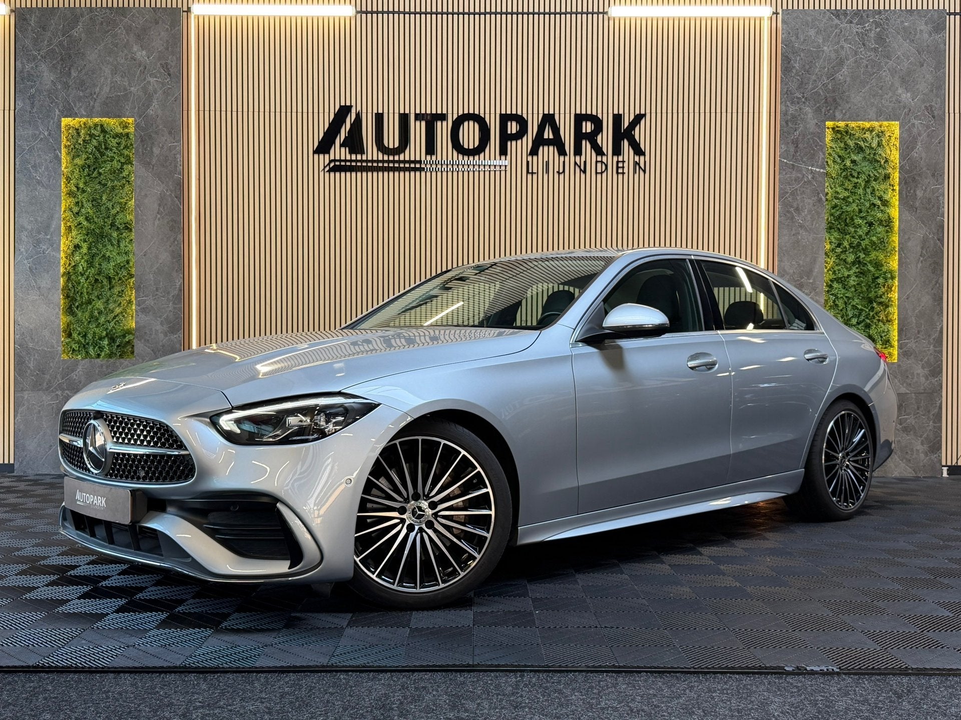 Mercedes-Benz C-klasse 180 AMG Line GARANTIE|CAMERA|DODEHOEK, Auto's, Automaat, 4 cilinders, Alcantara, Bedrijf