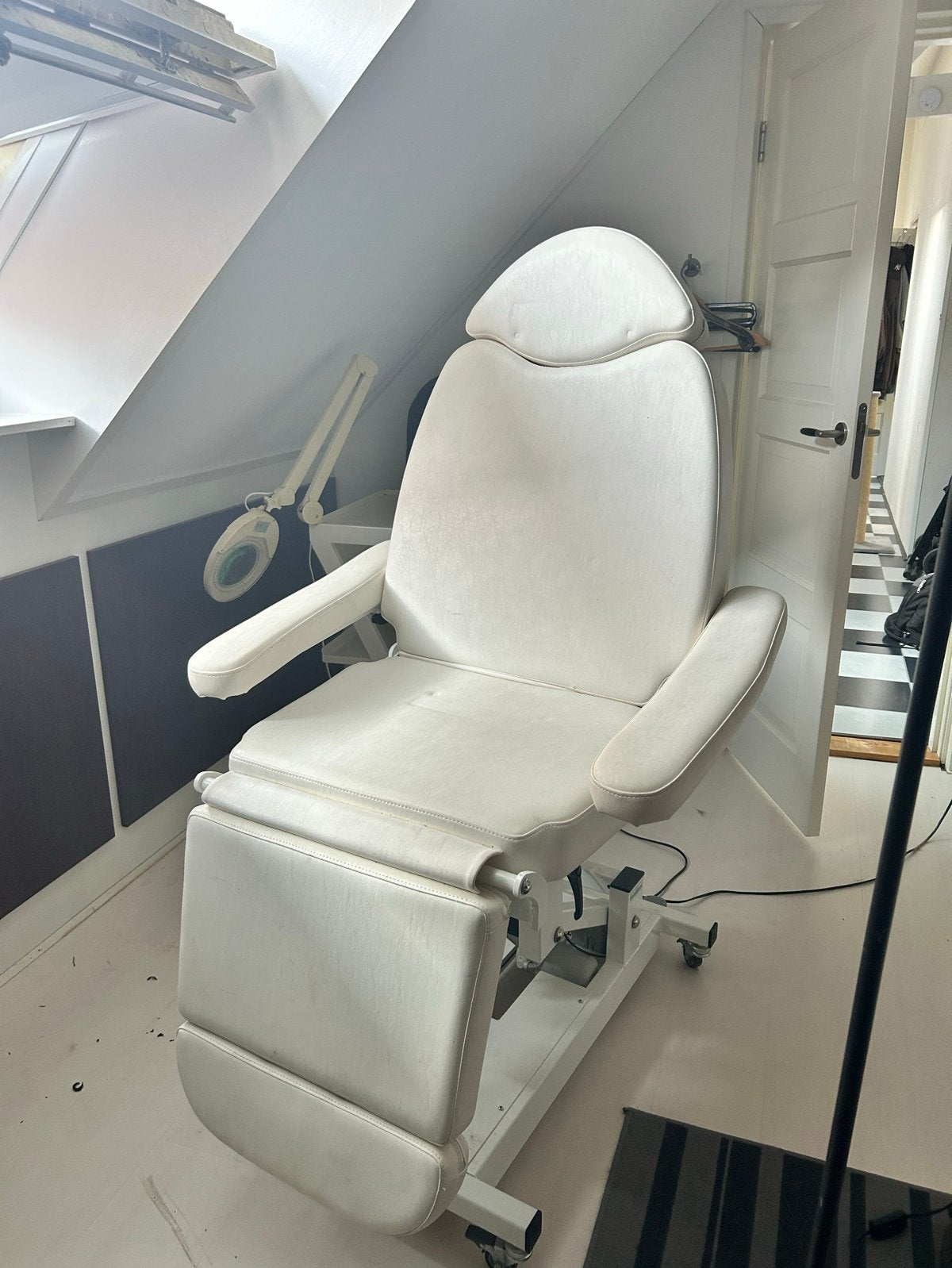 Professionele behandelstoel Dallas elektrisch met werktafel, Diensten en Vakmensen, Schoonheidsspecialisten | Pedicure