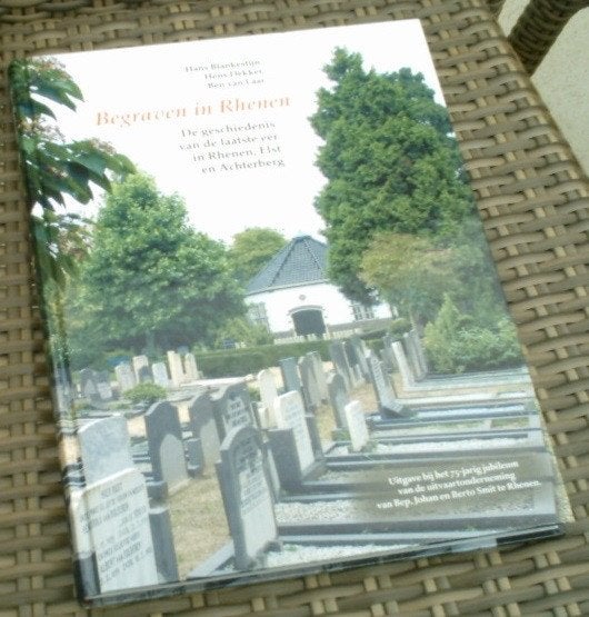 Begraven in Rhenen. Hans Blankestijn, Hens Dekker, v Laar. , Ophalen of Verzenden, Zo goed als nieuw
