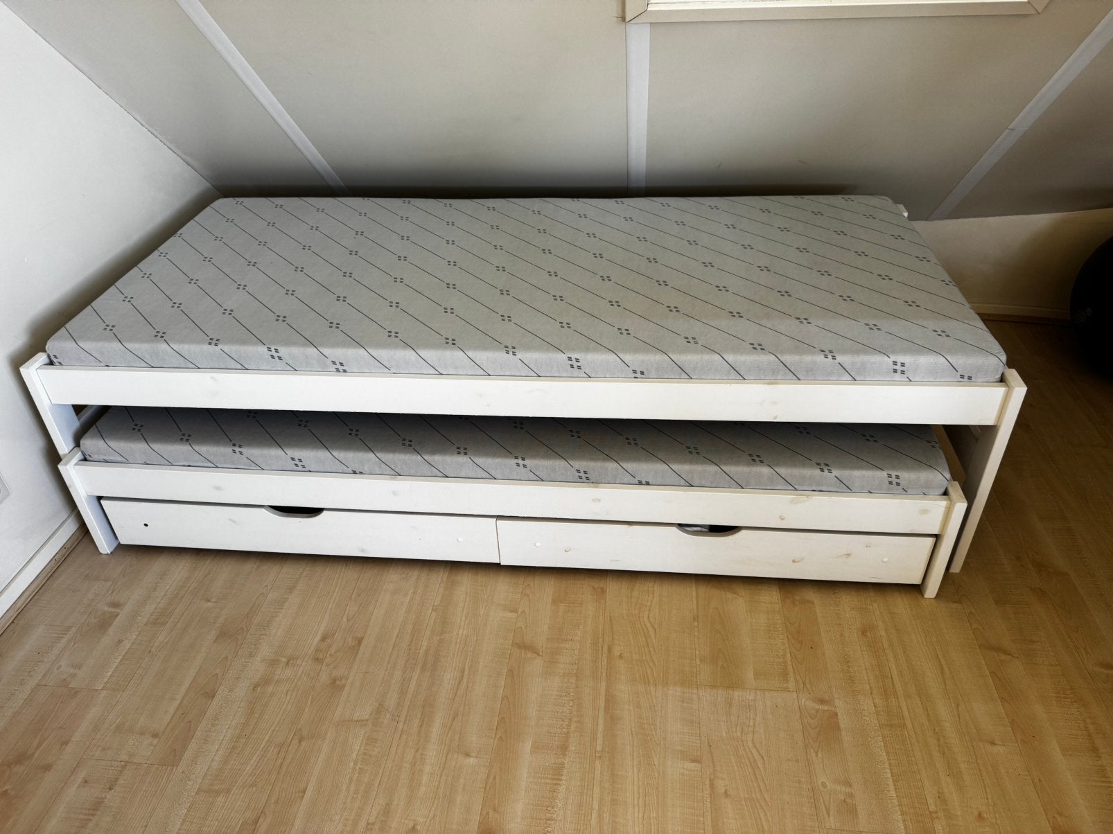 Wit houten bed met onderschuifbed en matrassen, Huis en Inrichting, Slaapkamer | Slaapbanken, Zo goed als nieuw, 100 cm, 200 cm