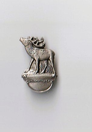 mooie holmetaal brochespeld Voorthuizen met hert, Ophalen of Verzenden, Zo goed als nieuw, Overige onderwerpen, Speldje of Pin