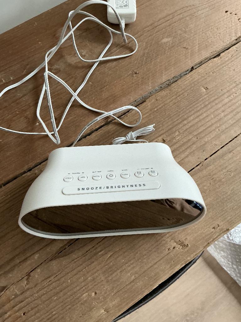 Witte klokradio, Ophalen of Verzenden, Zo goed als nieuw, Digitaal