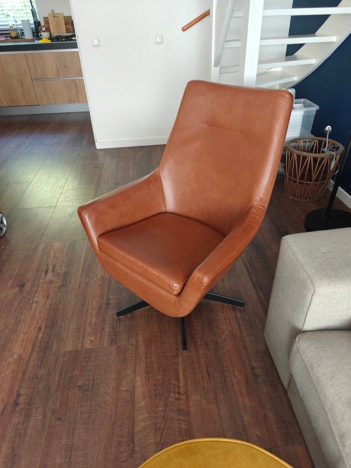 Comfortabele draaibare fauteuil in cognac leer, Modern, Retro, Gebruikt, 75 tot 100 cm, Ophalen of Verzenden