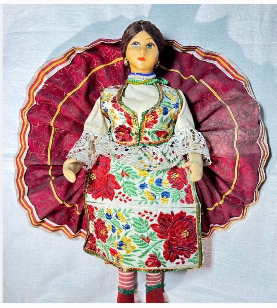 Vintage klederdracht pop uit Oost-Europa 35 cm, Verzamelen, Poppen, Ophalen of Verzenden, Zo goed als nieuw, X, Pop