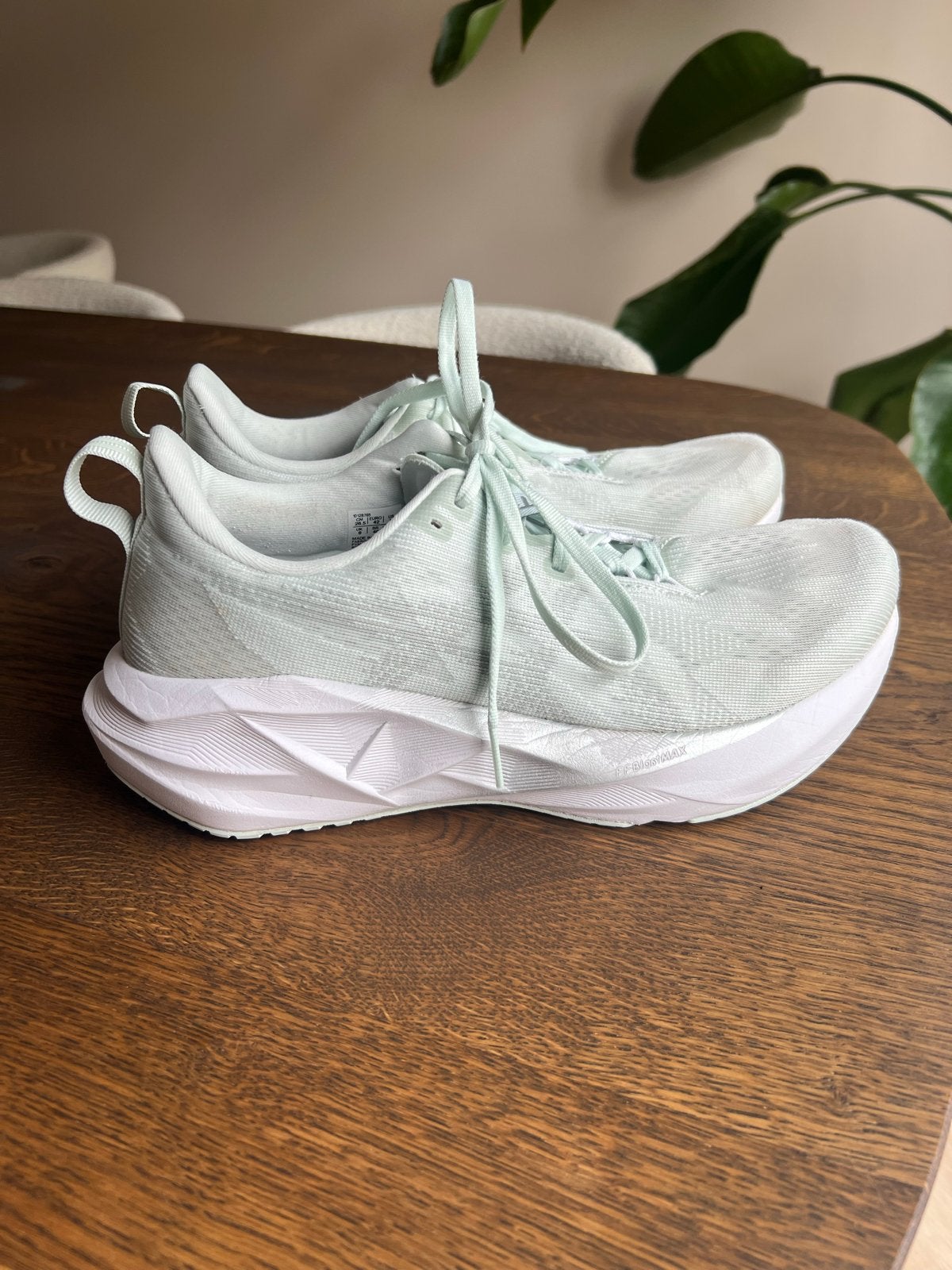 Asics Novablast 5 Hardloopschoenen Maat 42, Sport en Fitness, Loopsport en Atletiek, Hardloopschoenen, Ophalen of Verzenden, Zo goed als nieuw
