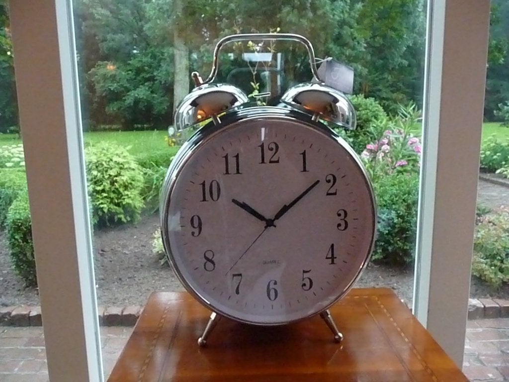 Nieuw design bureau klok wekker model XXL klassiek chrome., Ophalen of Verzenden, Nieuw