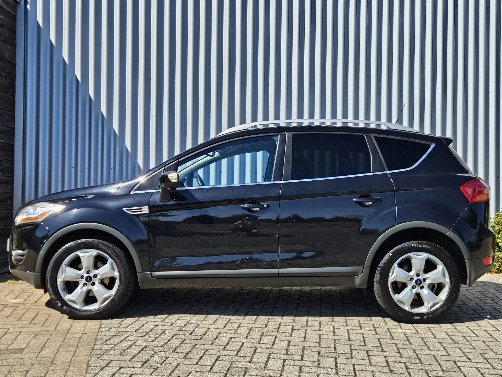 Ford Kuga 2.5 20V Titanium /Automaat/Stoelverwarming/Pano!, Auto's, Automaat, Gebruikt, 1553 kg, Automatische klimaatregeling