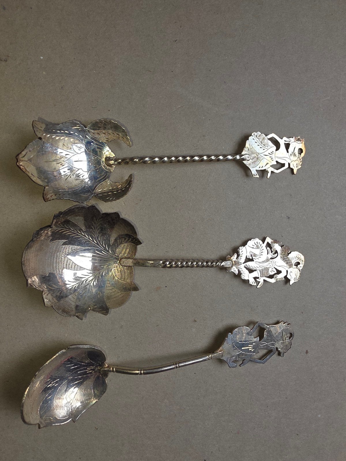 Set 3 zilveren lepels - Indonesisch wayang-motief, Antiek en Kunst, Antiek | Bestek, Ophalen of Verzenden