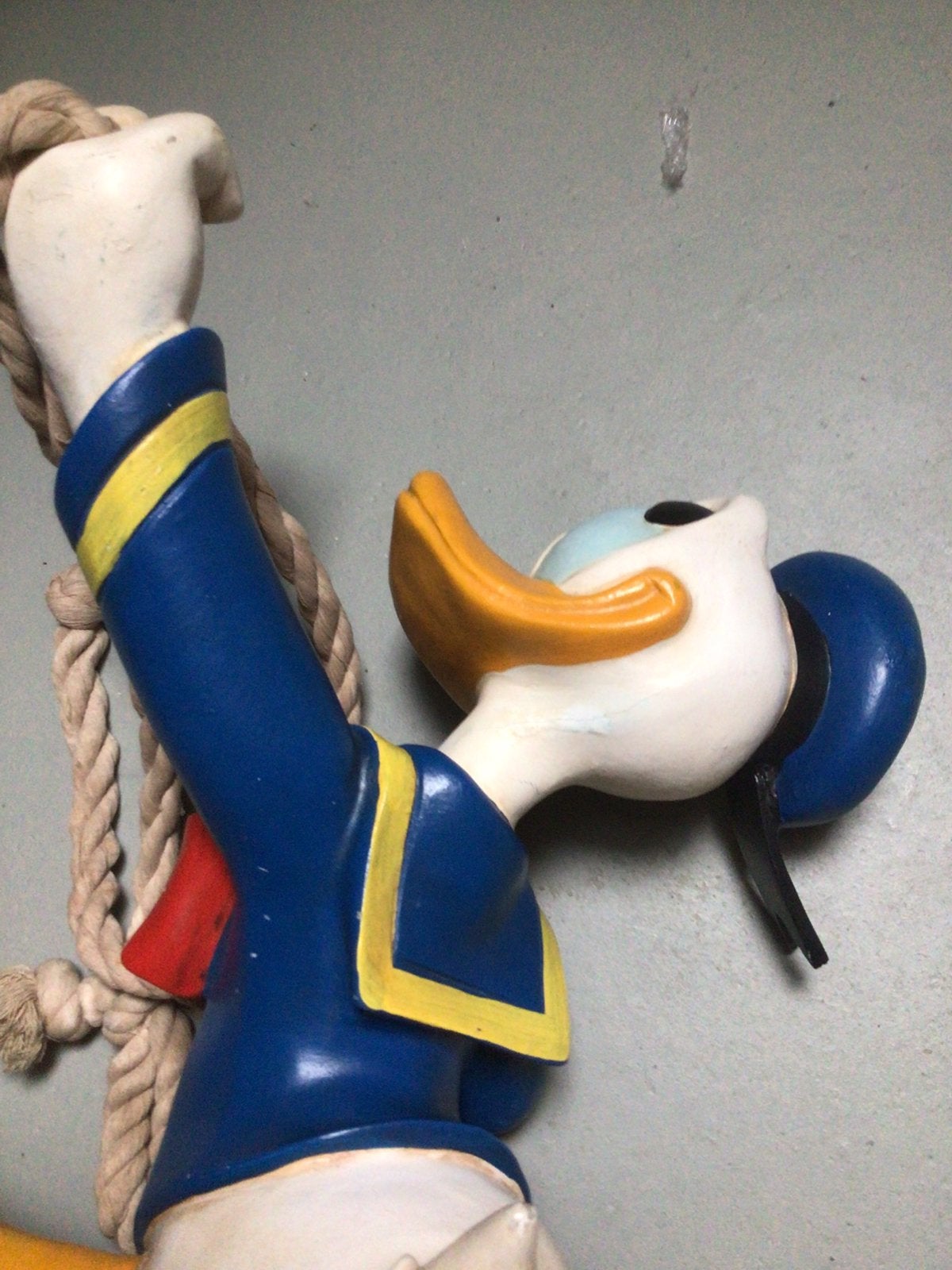 Donald Duck,hangend aan een koord., Ophalen of Verzenden, Donald Duck, Zo goed als nieuw, Beeldje of Figuurtje