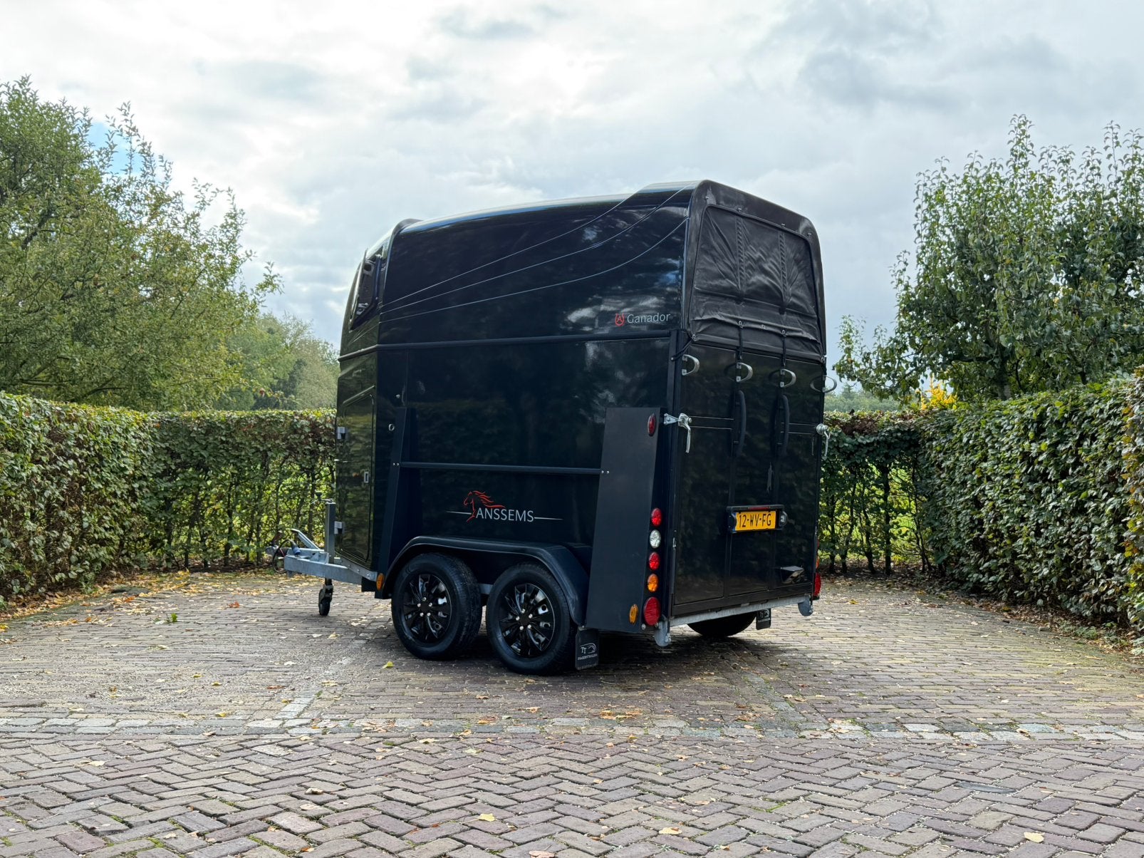 Top staat anssems ganador aluminium bodem met zadelkamer, Ophalen, Zo goed als nieuw, 2-paards trailer, TT paardentrailers