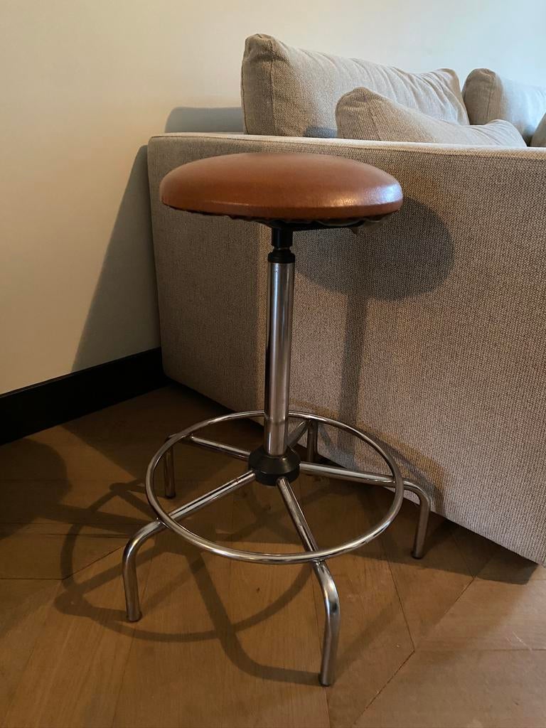 LEUKE VINTAGE KRUK MET COGNAC KUNSTLEER BARKRUK INDUSTRIEEL, 1 kruk, Ophalen, Zo goed als nieuw, 60 tot 90 cm