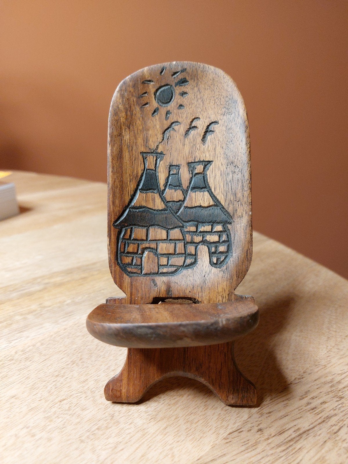 Houten telefoonhouder met Afrikaanse hutjes, Ophalen of Verzenden, Zo goed als nieuw, Bruin, Hout