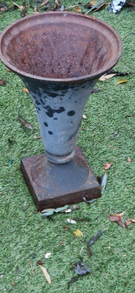 Mooi verweerde gietijzeren Kelk (of Urn) vaas (brocante), Ophalen of Verzenden, Gebruikt