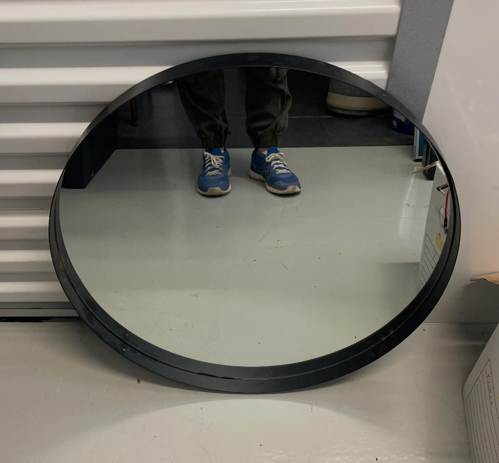 Ronde spiegel met smal zwart metalen frame d=58 cm, Huis en Inrichting, Ophalen, Rond, Zo goed als nieuw, Minder dan 100 cm
