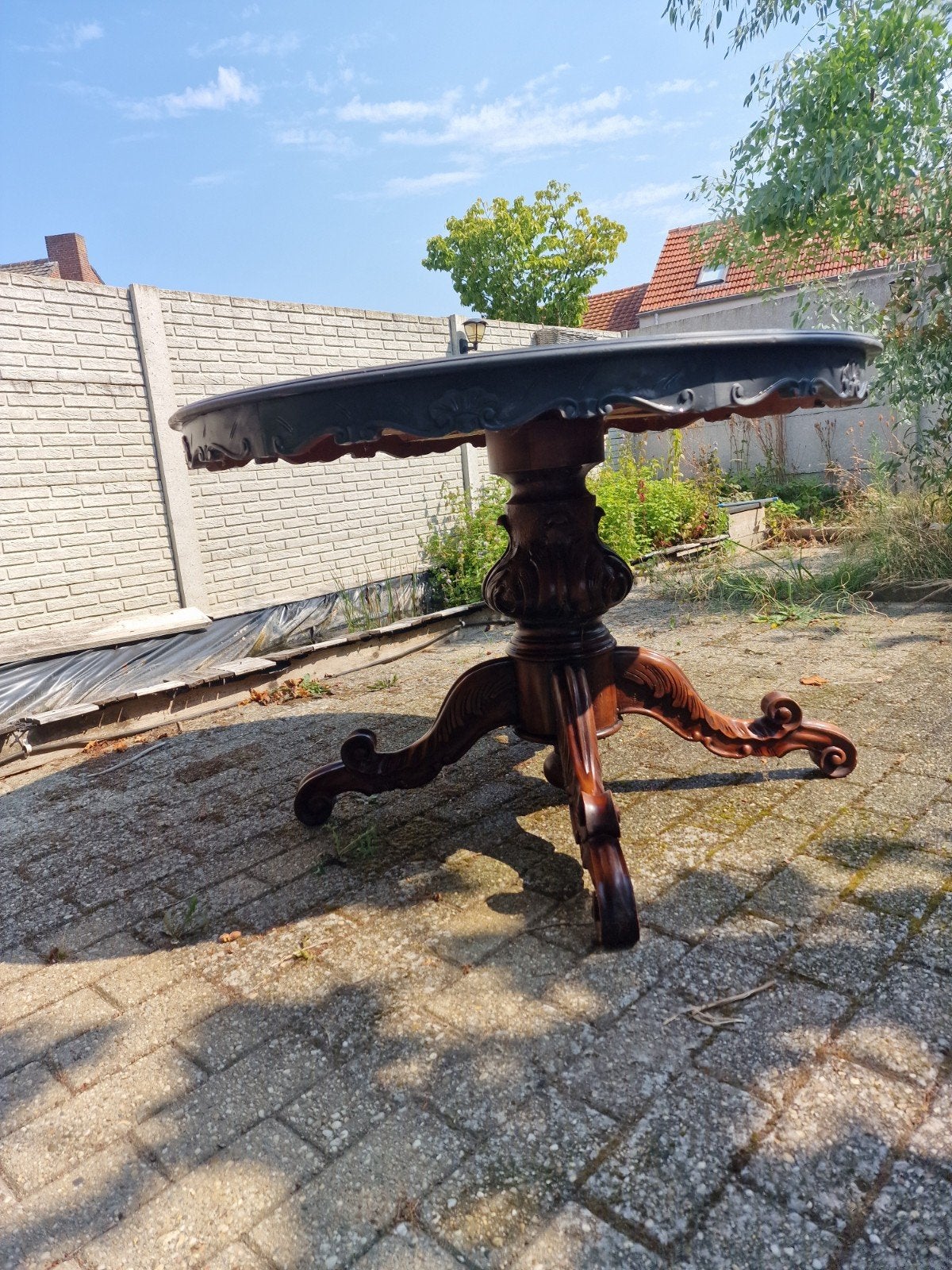 Antieke ronde eettafel met bewerkte wortelnotenkl.op, Ophalen