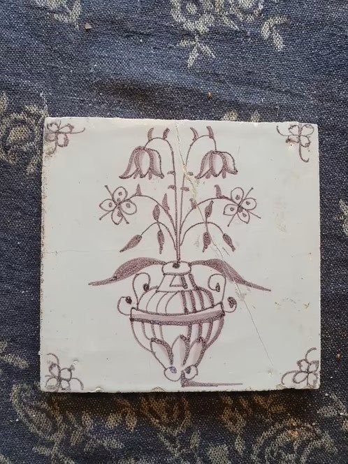 antieke aardewerk tegel uit ca 1800 bloem in een vaas, Ophalen