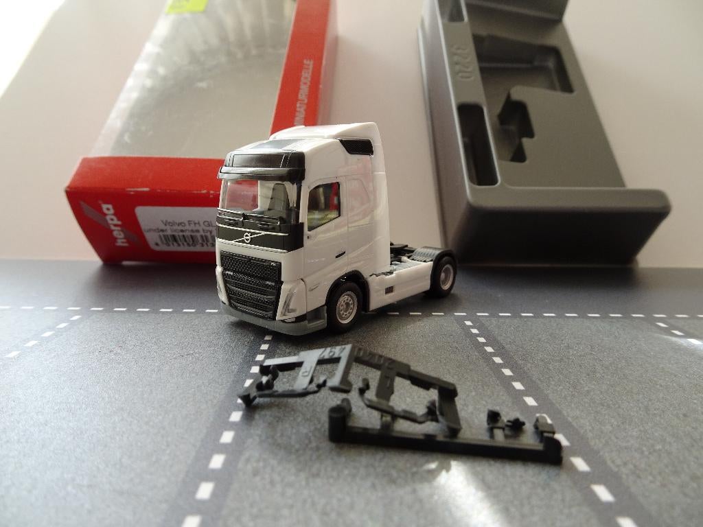 710 herpa 313605 volvo fh gl 2-as trekker wit 1:87 truck, Ophalen of Verzenden, Nieuw, Bus of Vrachtwagen, Herpa