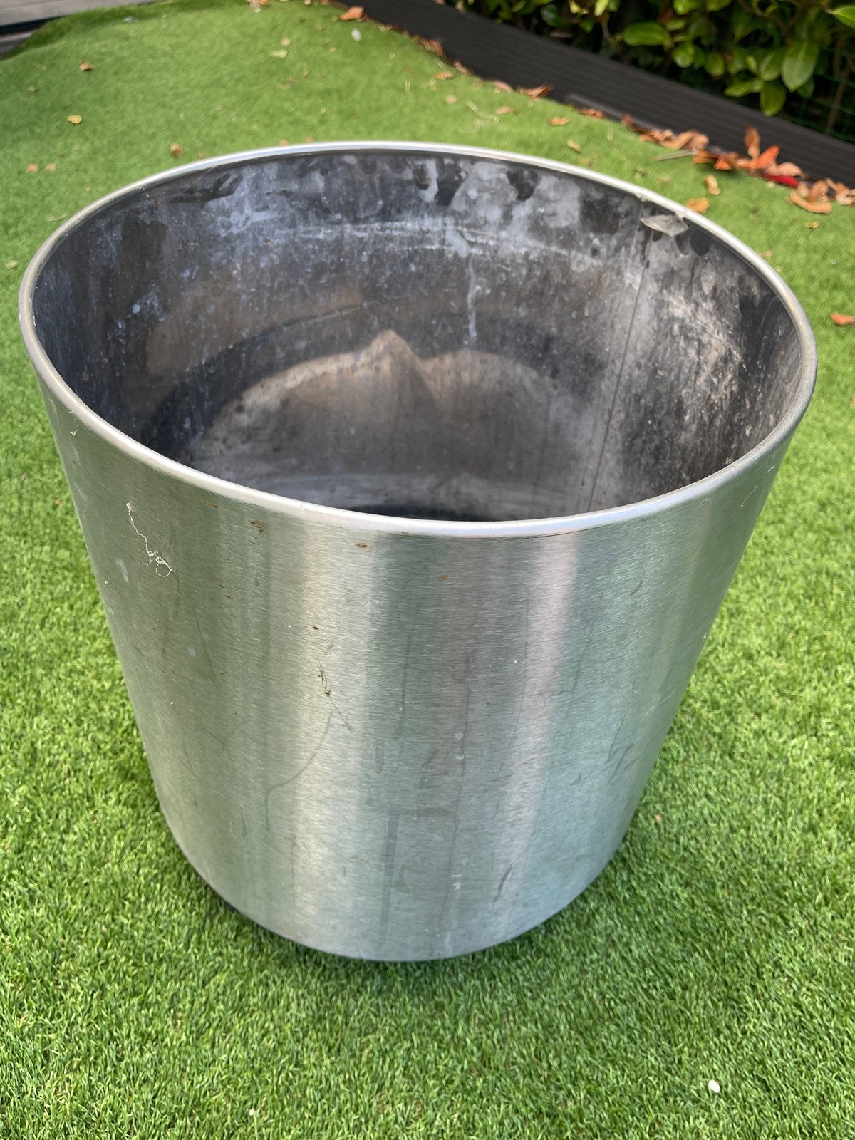 Grote metalen plantenbak met wieltjes, Ophalen, Gebruikt, Rond, Binnen