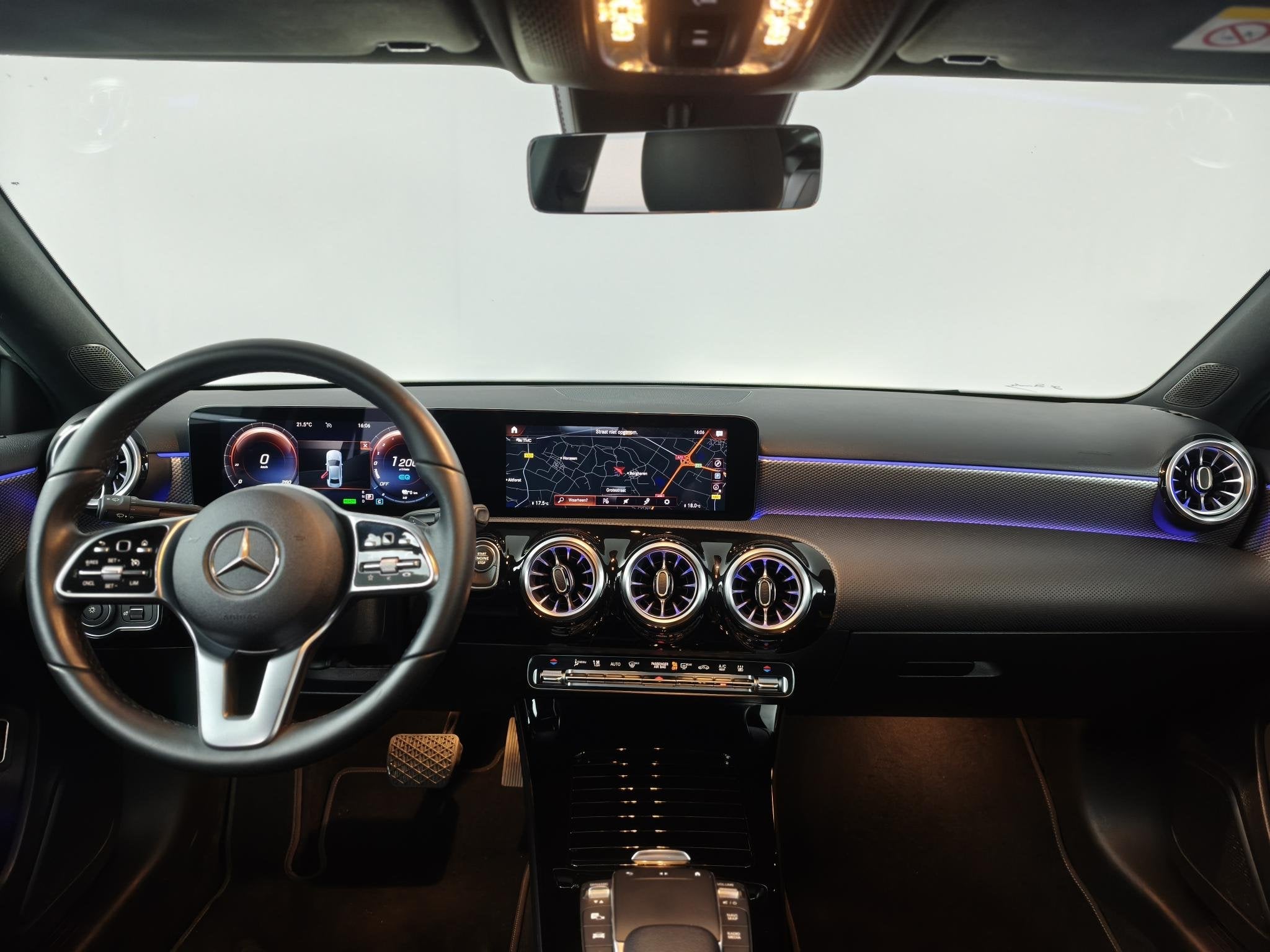 Mercedes-Benz A-klasse 250 e Luxury Limited | Panoramadak |, Auto's, Gebruikt, 4 cilinders, 16 kWh, Wit