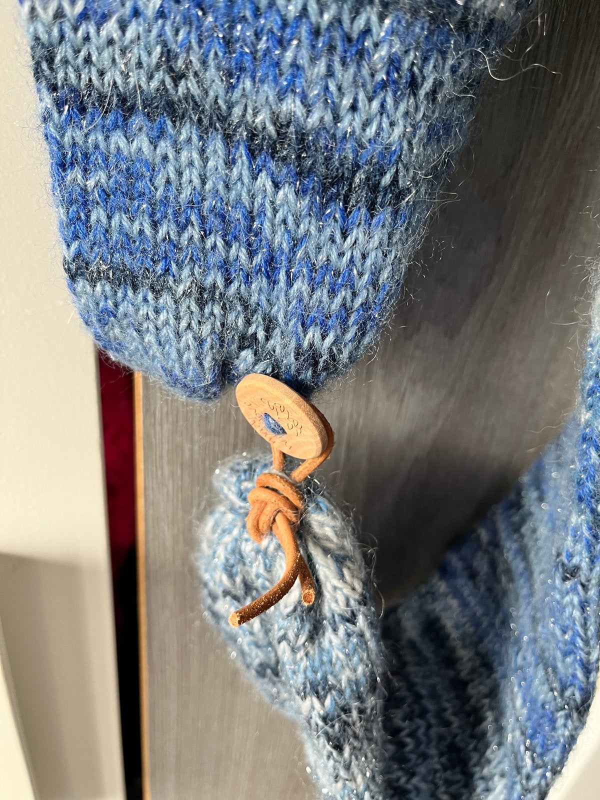 Handgebreide blauwe sjaal met pompons, Kleding | Dames, Mutsen, Sjaals en Handschoenen, Ophalen of Verzenden, Zo goed als nieuw
