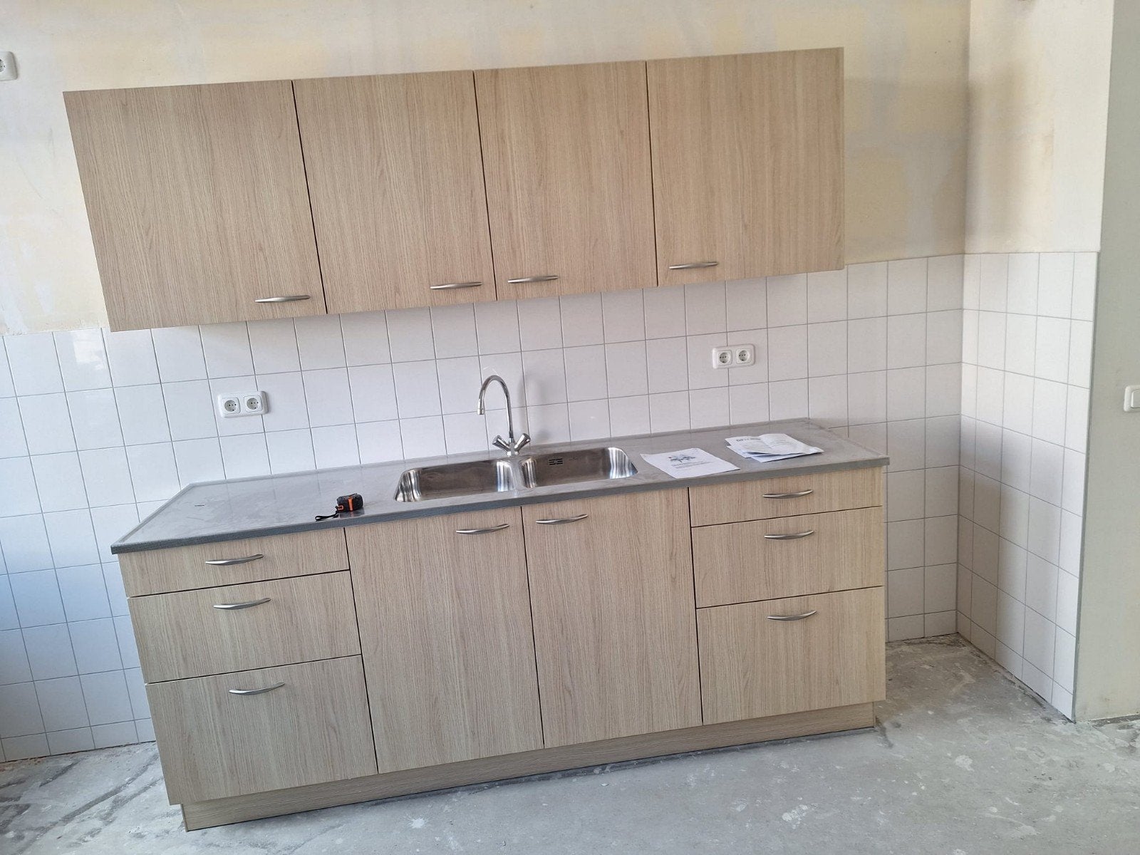 Gloednieuwe keuken met 4 bovenkasten en 6 lades, Ophalen, Bruin, Nieuw, Enkelwandige keuken
