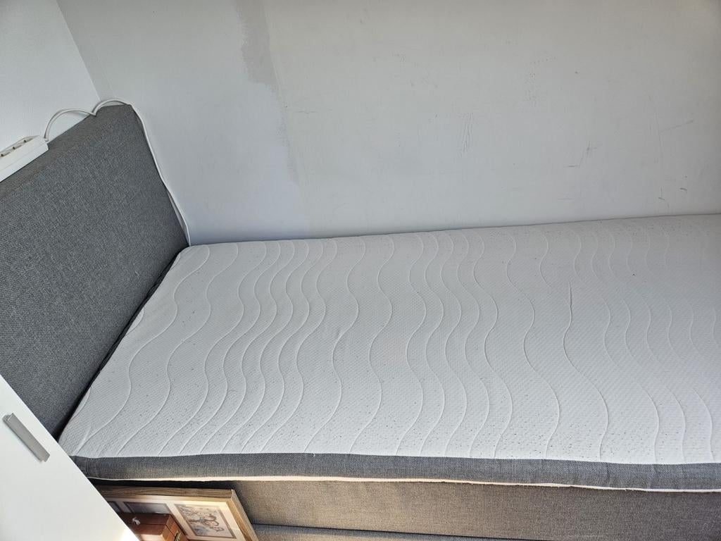 Comfortabel eenpersoons boxspring bed met matras, Huis en Inrichting, Ophalen, 90 cm, Zo goed als nieuw, 200 cm