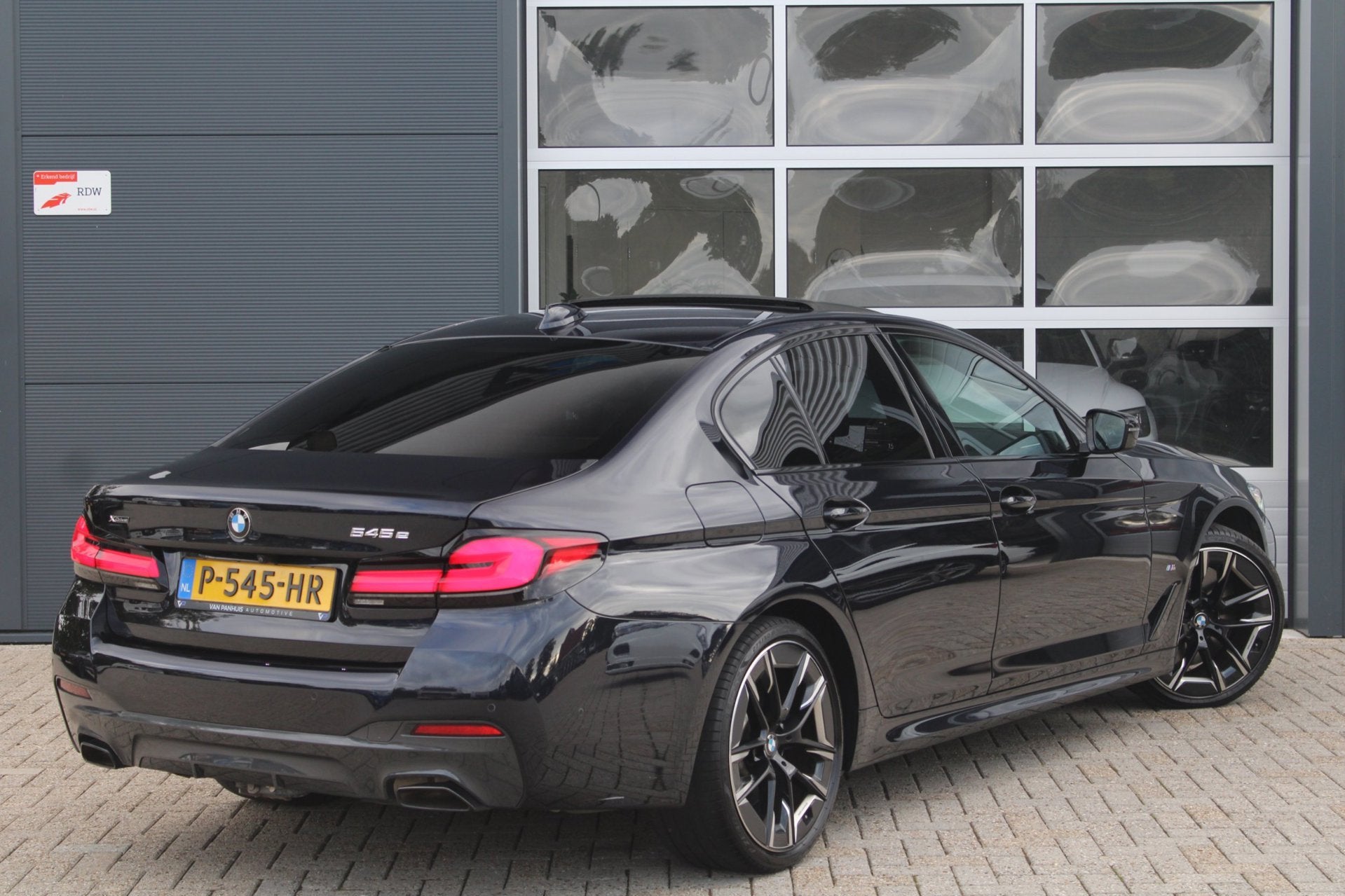 BMW 5-serie 545e xDrive M-Sport | Pano | 360 | Laser | HK |, Auto's, Dealer onderhouden, Gebruikt, Euro 6, 394 pk