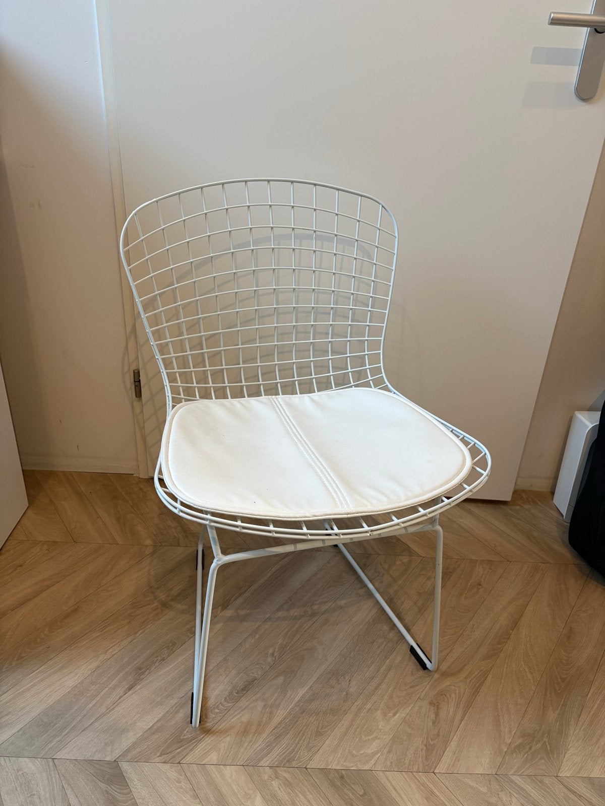 Witte draadstoel met kussen - Zo goed als nieuw, Gebruikt, Wit, Ophalen of Verzenden, Metaal