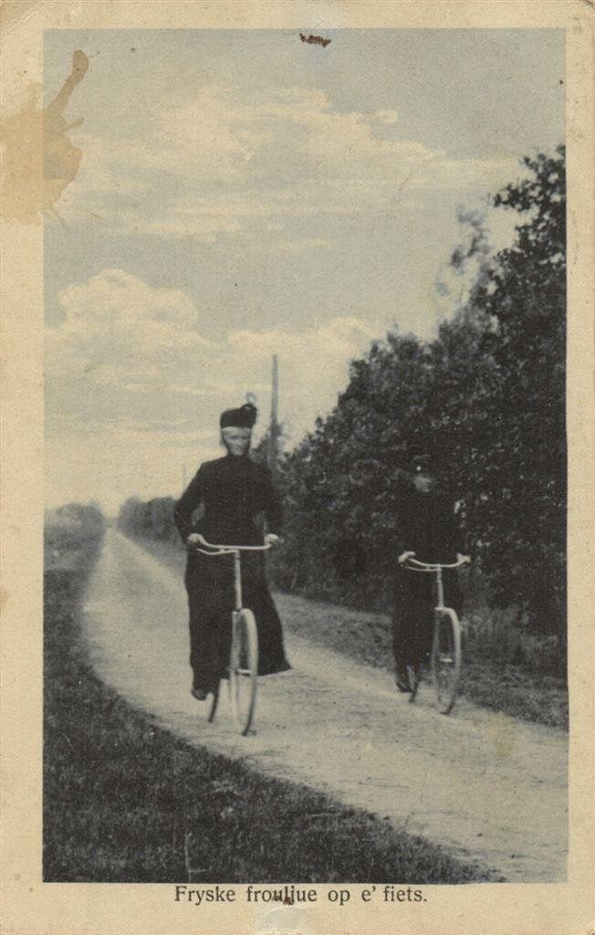 Fryske frouljue op e fiets - 1922 gelopen, Ophalen of Verzenden, 1920 tot 1940, Gelopen, Friesland