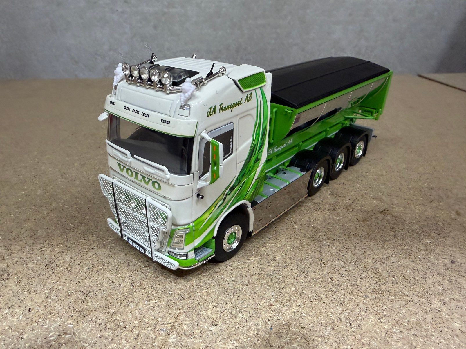WSI VOLVO FH4 JA TRANSPORT AFZETBAK AB, Ophalen of Verzenden, Zo goed als nieuw, Bus of Vrachtwagen, Wsi