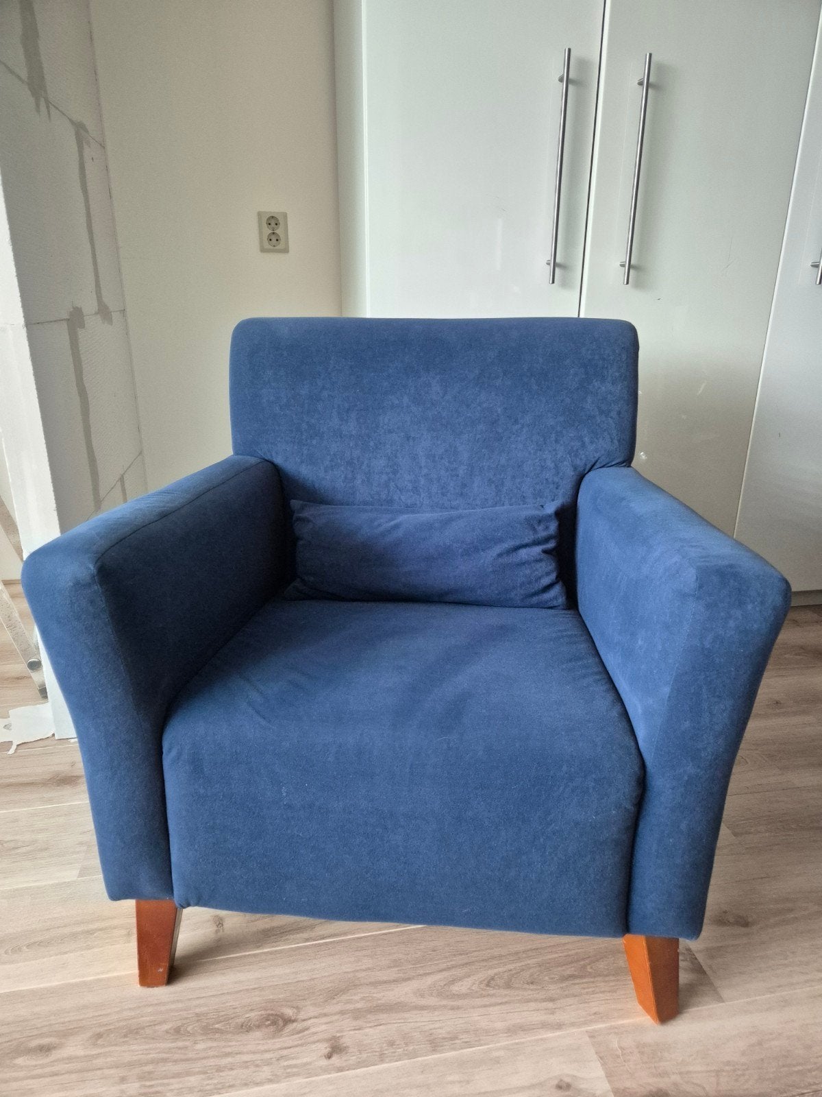 Comfortabele blauwe fauteuil met houten poten, Ophalen, Gebruikt, 75 tot 100 cm, 75 tot 100 cm