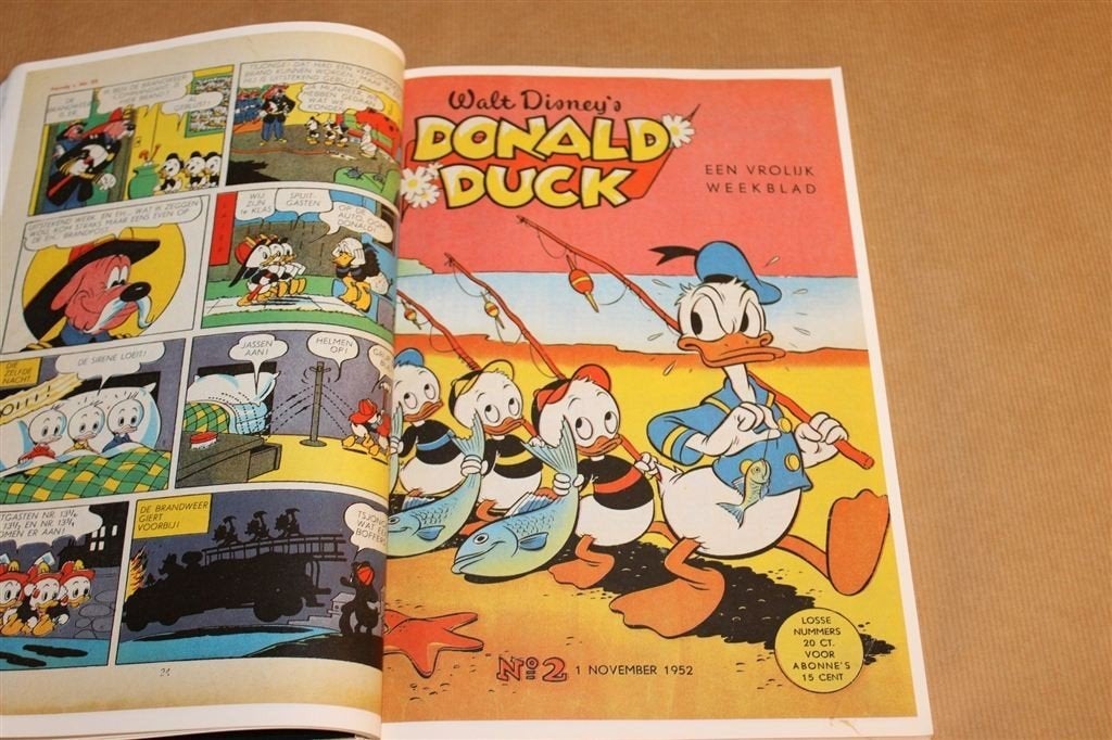 Donald Duck Jubileumboek — Eerste Nummers 1952 Disney, Eén stripboek, Ophalen of Verzenden, Gelezen