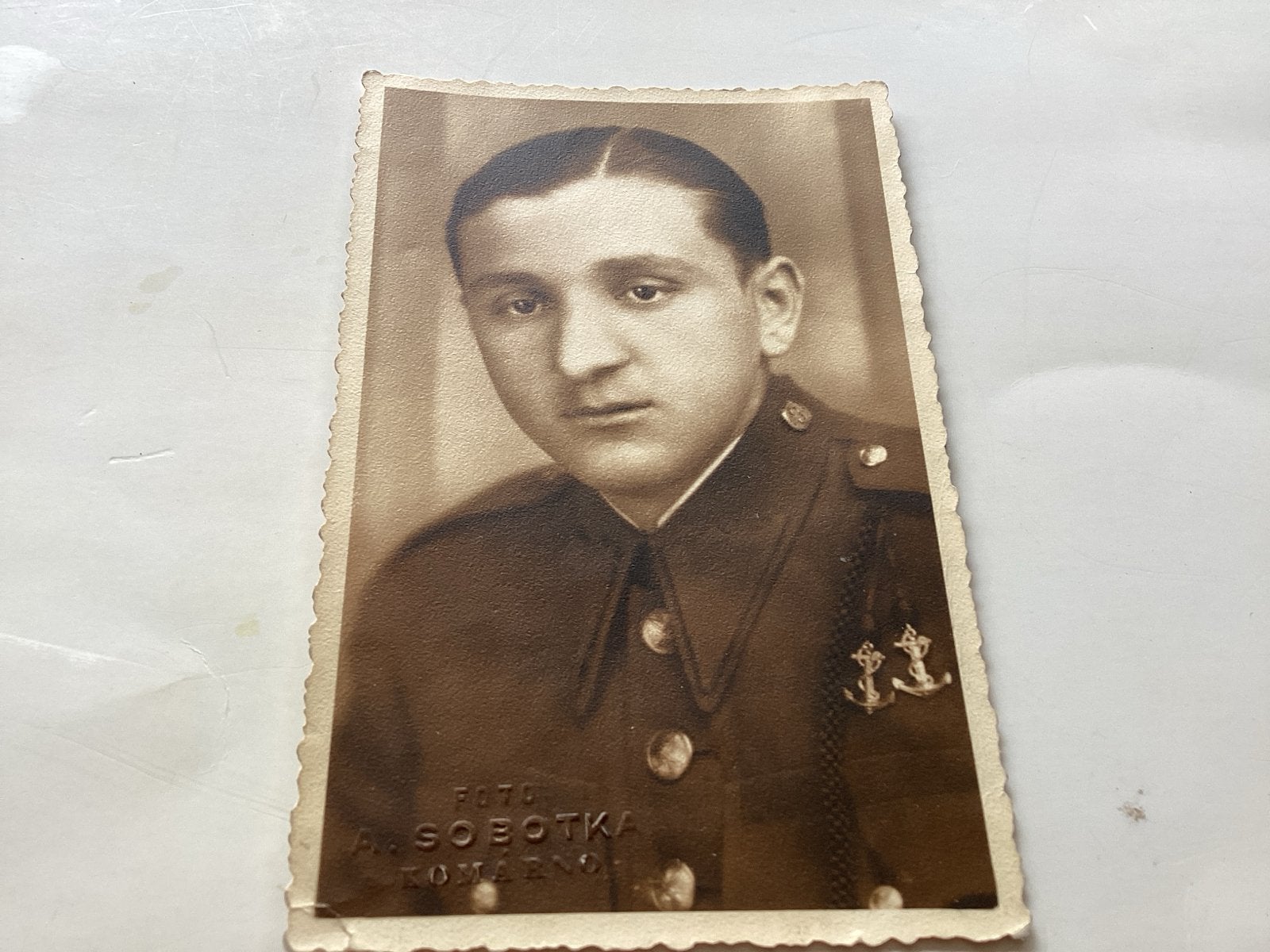 Vintage foto van een man in uniform, Foto A. Sobotka Komarno, Gebruikt, Foto, Ophalen of Verzenden, Voor 1940