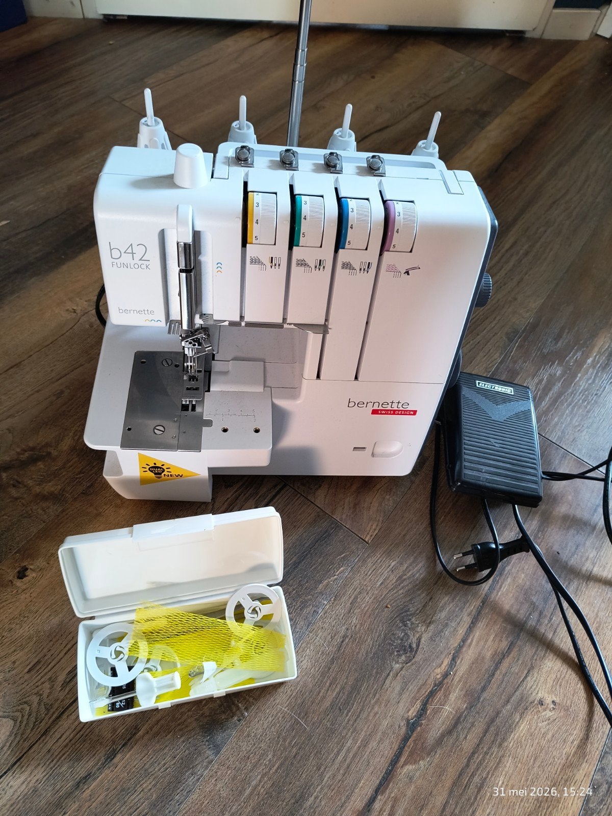 Bernette b42 Funlock Coverlock machine, Ophalen, Gebruikt, Lockmachine, Bernina