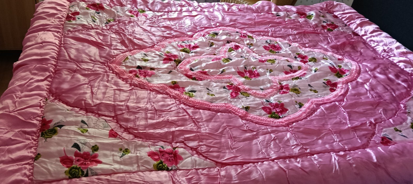 Roze sprei met bloemenpatroon - Nieuwstaat, Ophalen of Verzenden, Sprei, Nieuw, Tweepersoons