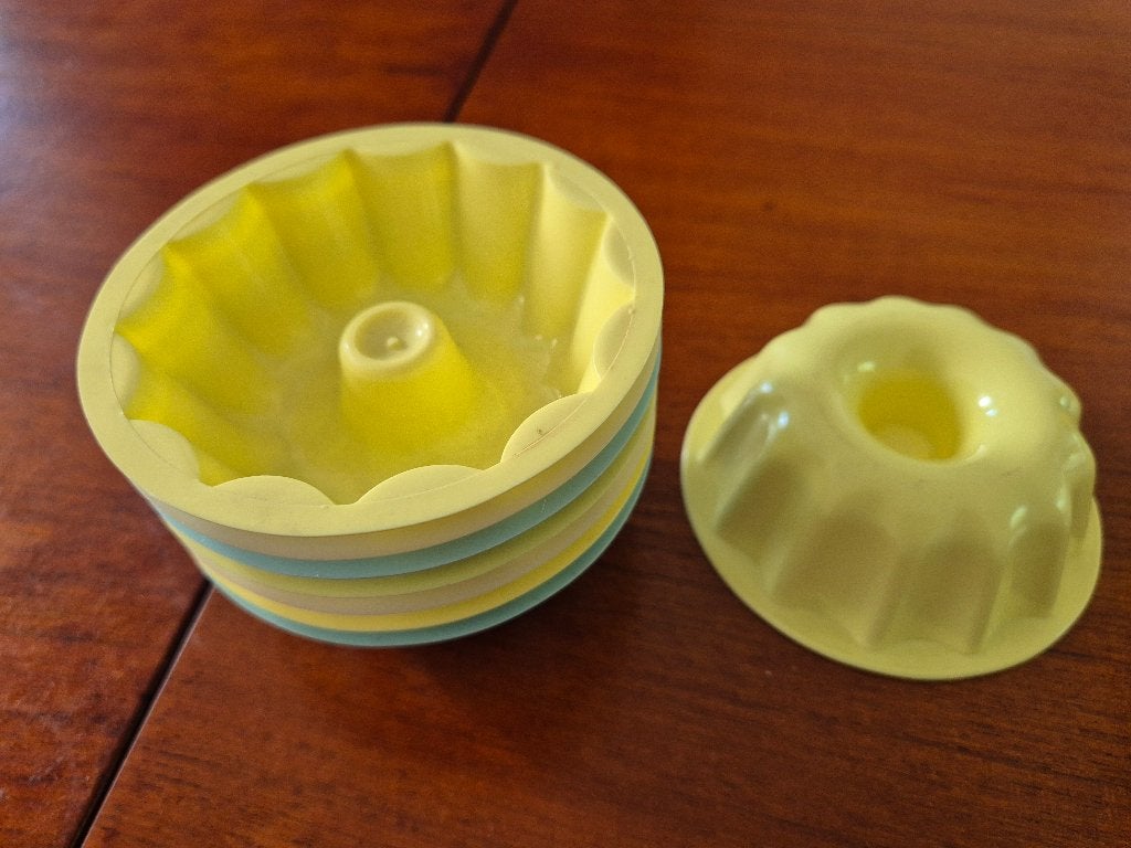 8 Vintage Puddingvormpjes - Geel, Wit, Blauw, Huis en Inrichting, Keuken | Servies, Kunststof, Overige typen, Vintage, Ophalen of Verzenden
