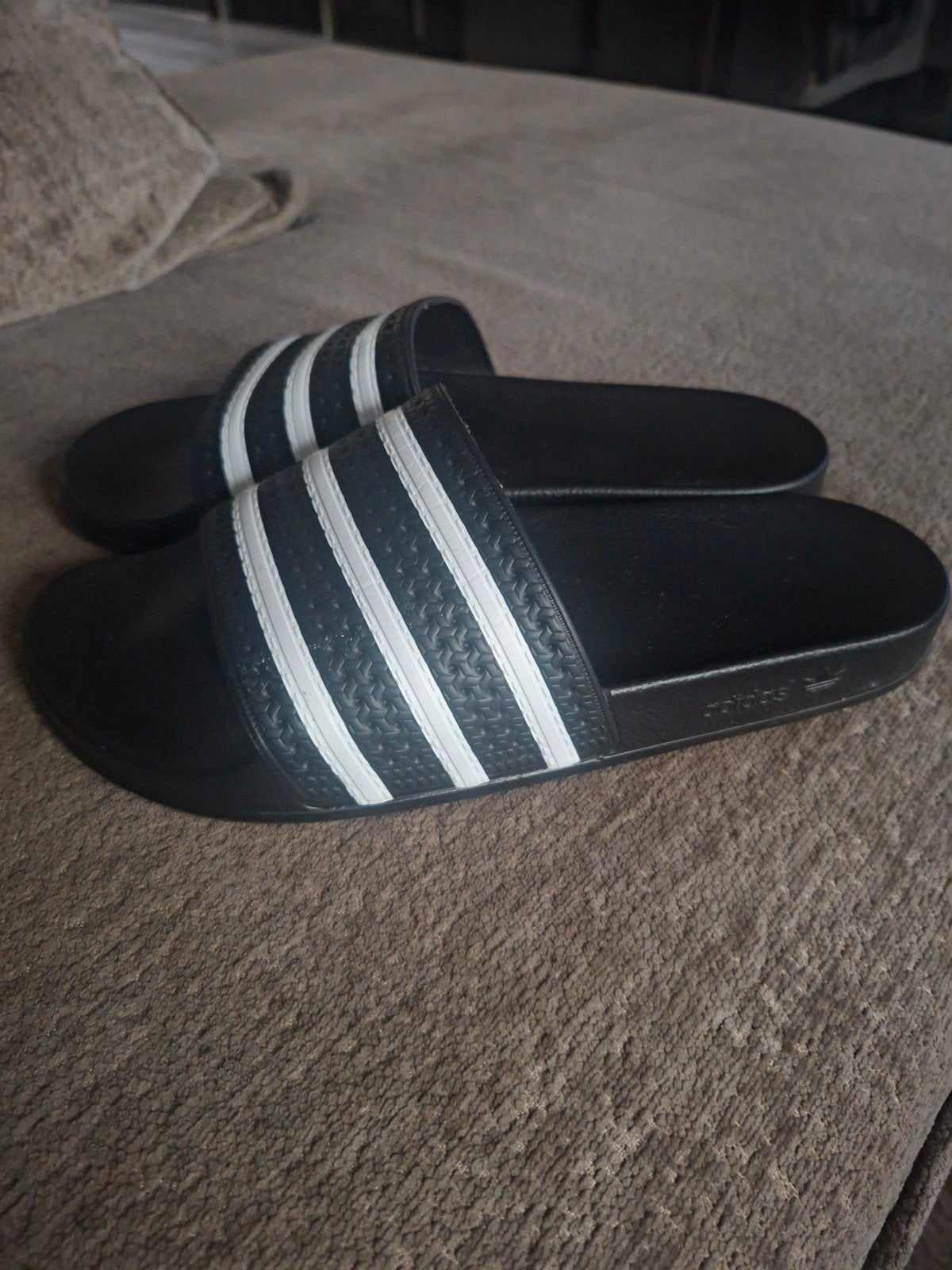 Nieuwe zwarte Adidas slippers met zachte zool (maat 43,5/44), Kleding | Heren, Schoenen, Slippers, Zwart, Nieuw, Ophalen of Verzenden