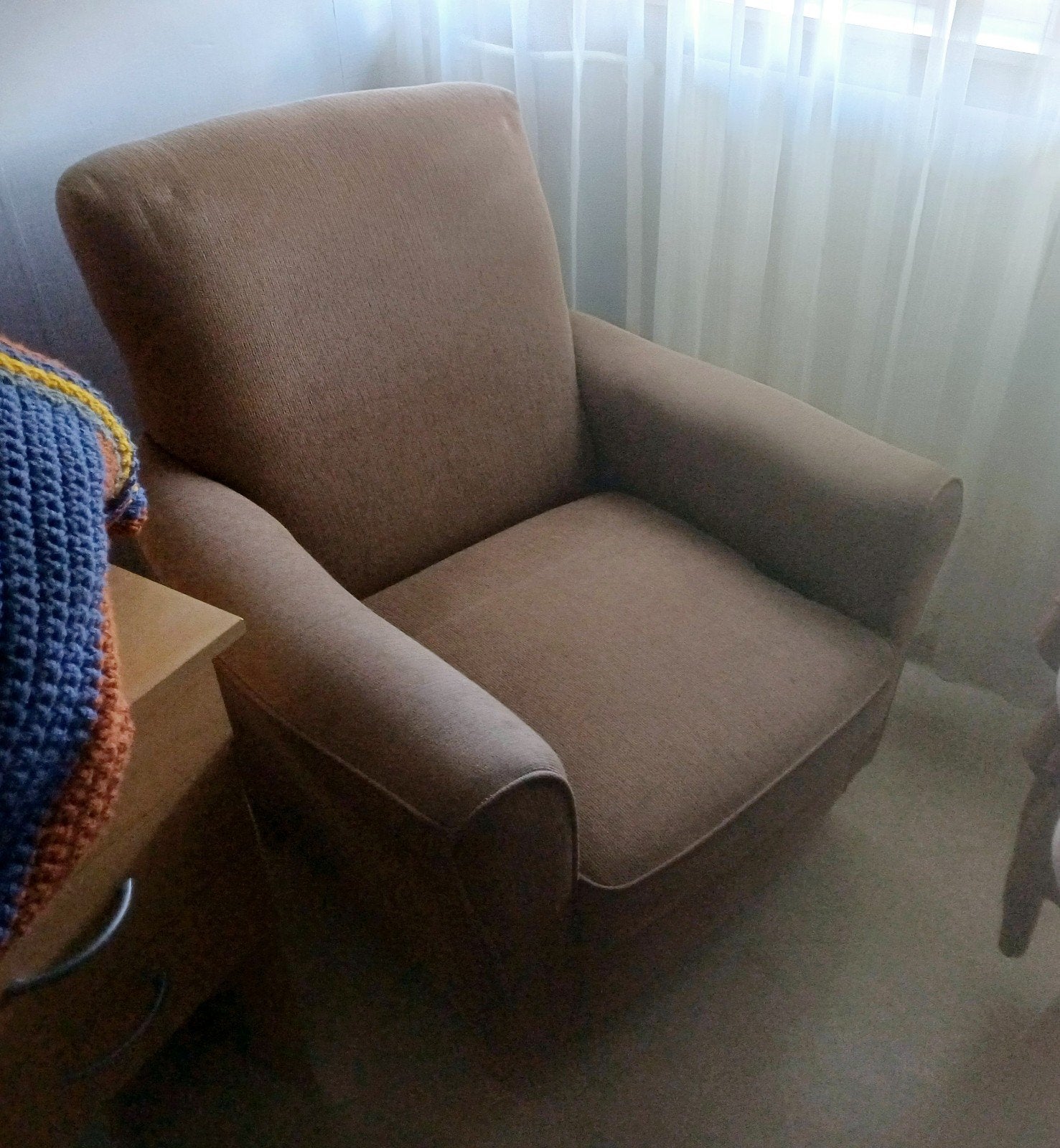 Comfortabele fauteuil - Bruine ribstof en in goede staat, Huis en Inrichting, Ophalen, Hout, 75 tot 100 cm, Zo goed als nieuw