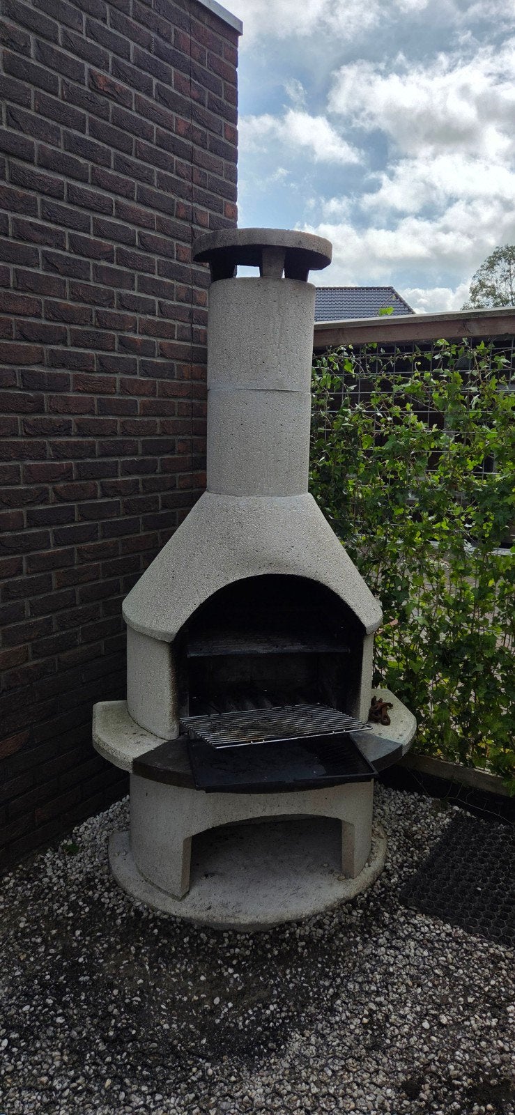 Betonnen tuinhaard/barbecue met schoorsteen, Ophalen, Gebruikt