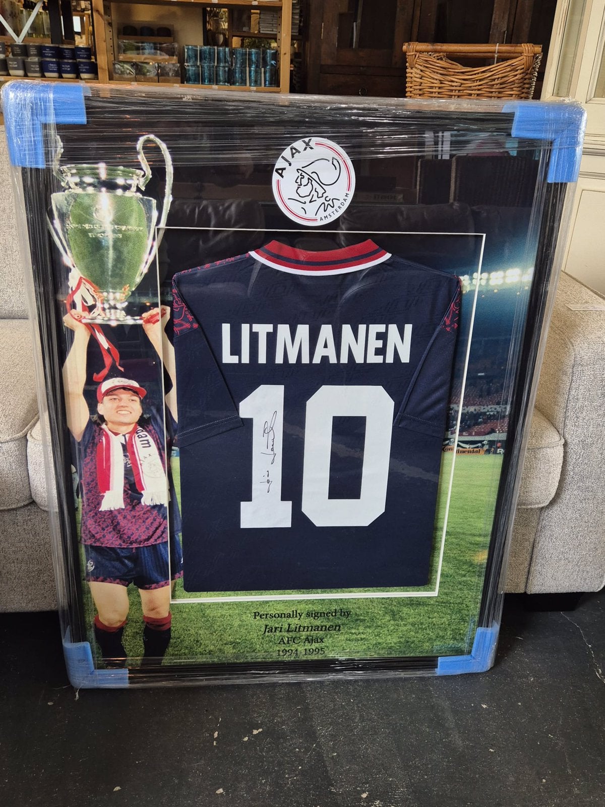 Ajax ingelijst uitshirt 1994-1995 Jari Litmanen + tekenfoto, Ophalen, Nieuw, Ajax, Shirt