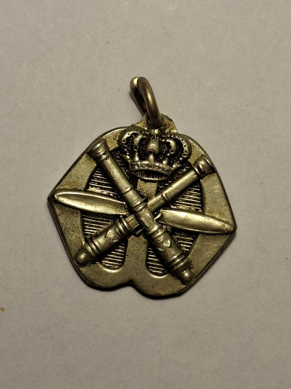 Luchtdoelartillerie kettinghanger, Verzamelen, Militaria | Algemeen, Ophalen of Verzenden, Landmacht, Nederland, Embleem of Badge