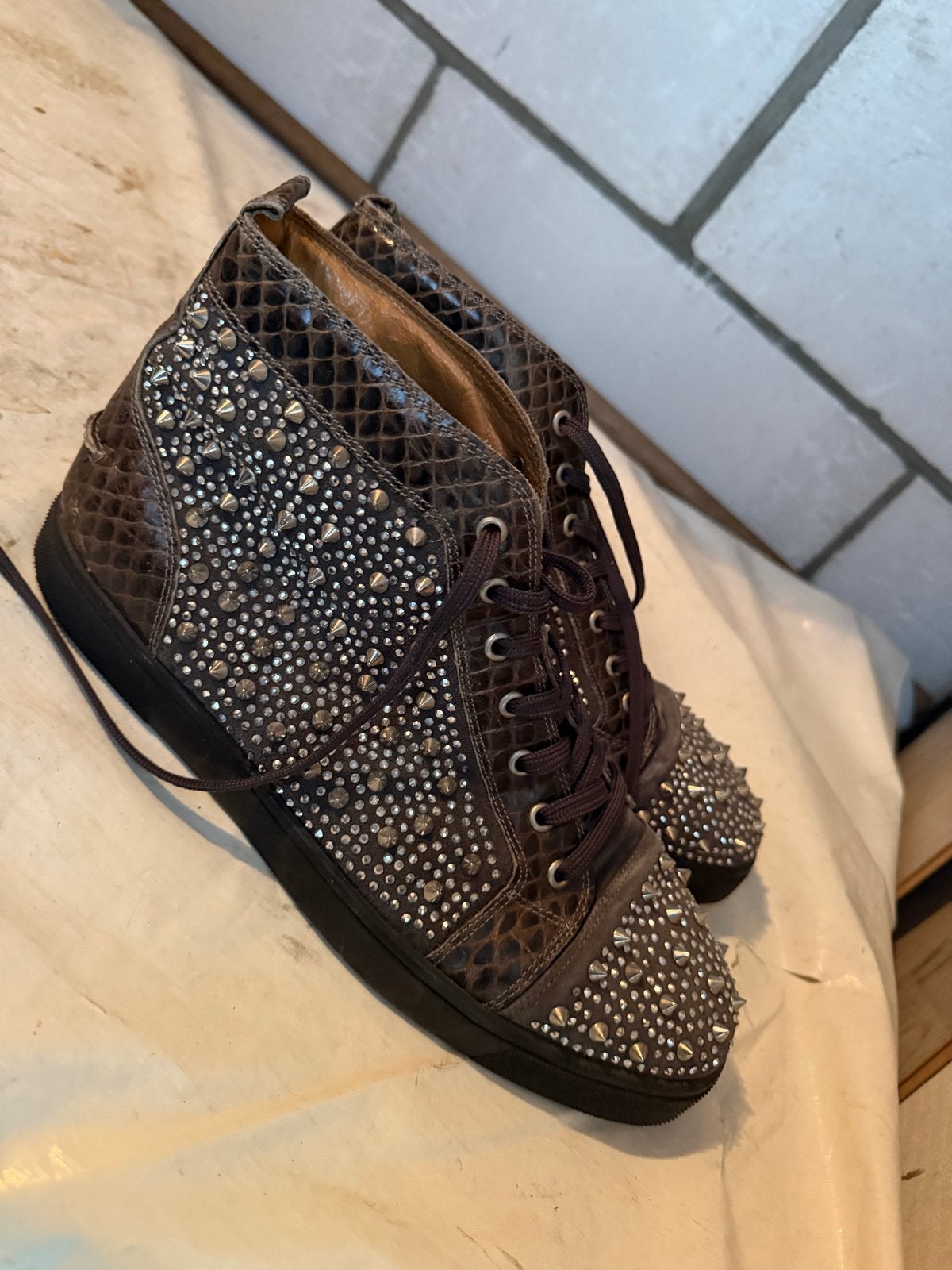 Louboutin heren schoenen maat 44/45, Ophalen of Verzenden, Gedragen, Bruin, Sneakers of Gympen