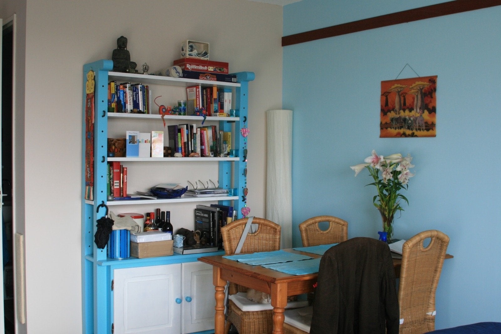 Boekenkast met opbergruimte - Blauw en wit, Huis en Inrichting, Ophalen, Gebruikt, 100 tot 150 cm, Eikenhout