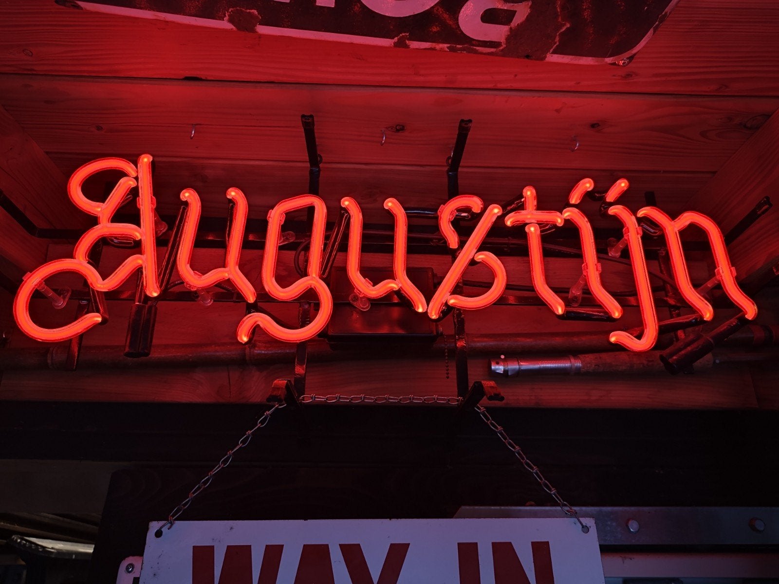 Augustijn Bier Neon, Ophalen