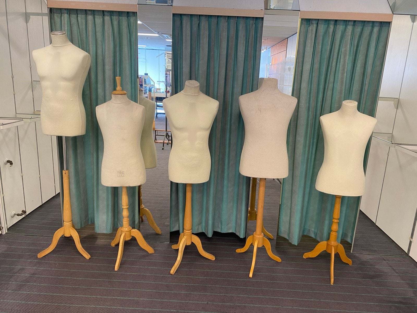 5 Piepschuim Torso's op Houten Standaard, Ophalen