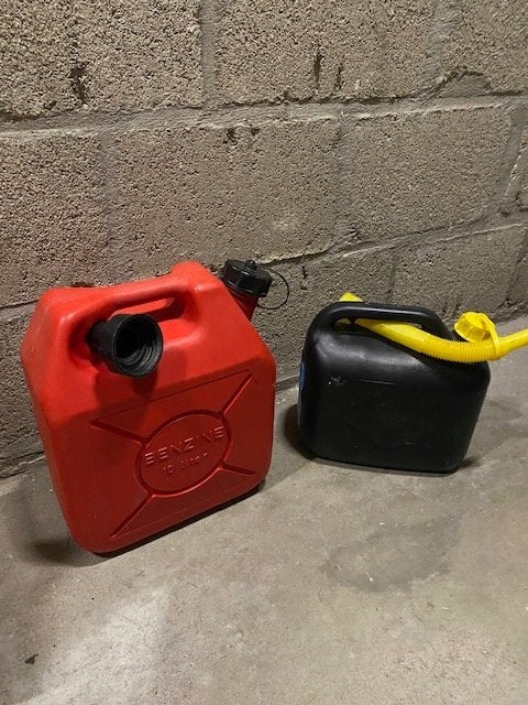 Benzine jerrycans, Ophalen, Gebruikt