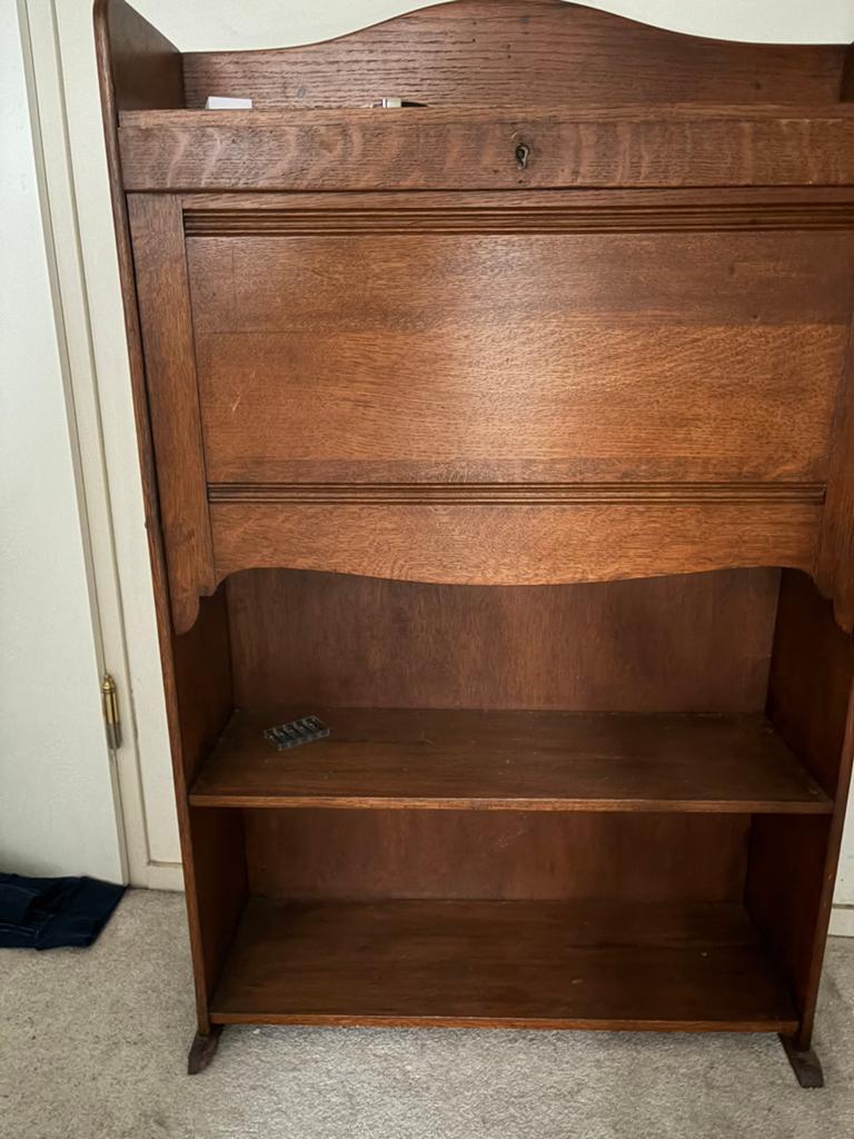 Antiek bureau met dicht te klappen bureaublad, Antiek en Kunst, Antiek | Meubels | Kasten, Ophalen of Verzenden