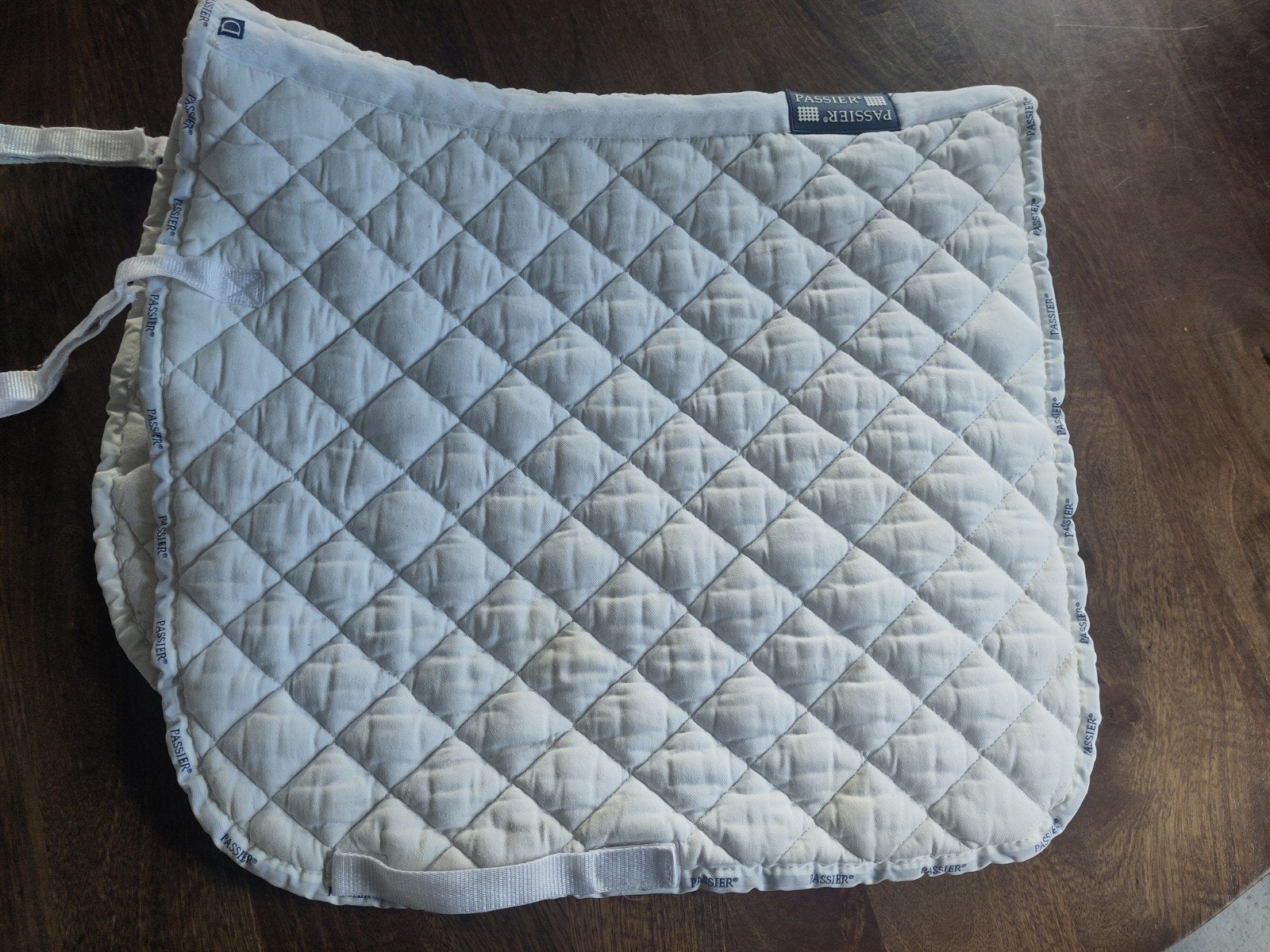 GRATIS 2 witte dressuur zadeldekjes, Dieren en Toebehoren, Ophalen, Katoen, Dressuurdekje, Pony (P)
